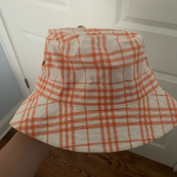 Burberry women’s bucket hat - Picture 3 of 5